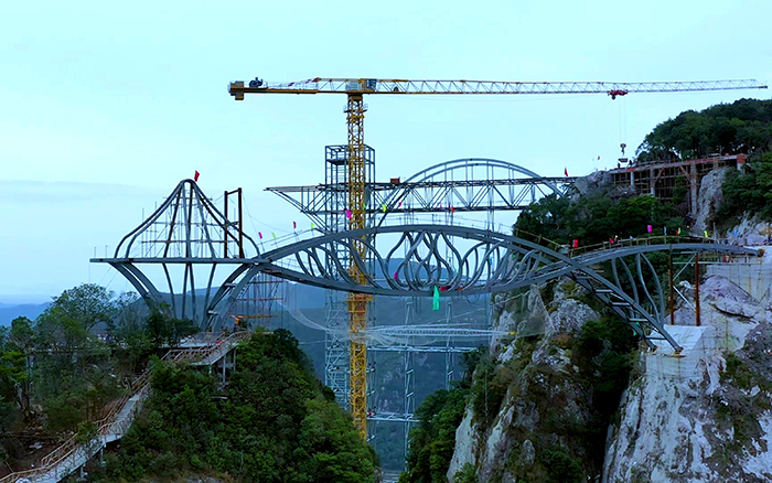 一览众山小！看星空官方网页版塔机「与山齐肩」