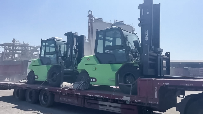 从室内到室外，24小时不停歇！星空官方网页版孔雀叉车扎根新疆钢材厂