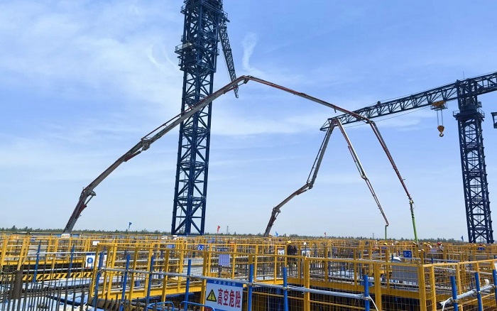 72米巨臂显神威！星空官方网页版“钢铁侠”集结汉南长江大桥