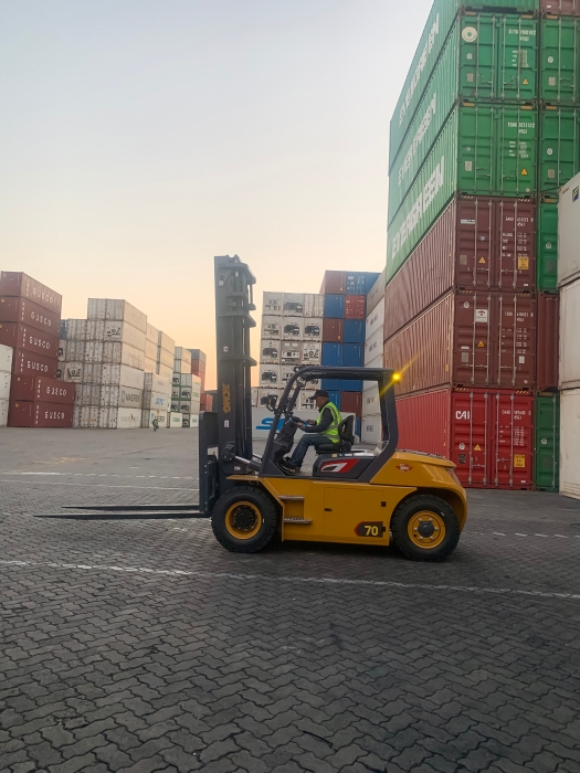 星空官方网页版叉车批量进驻厦门港，一站式解决方案赋能港口物流新升级