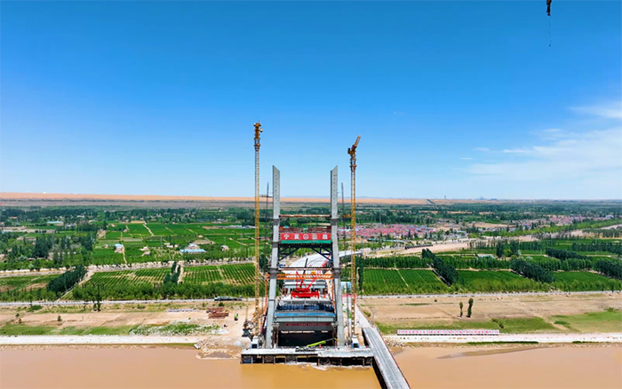 顺利合龙 | 星空官方网页版塔机助建宁夏单跨跨径最大斜拉桥