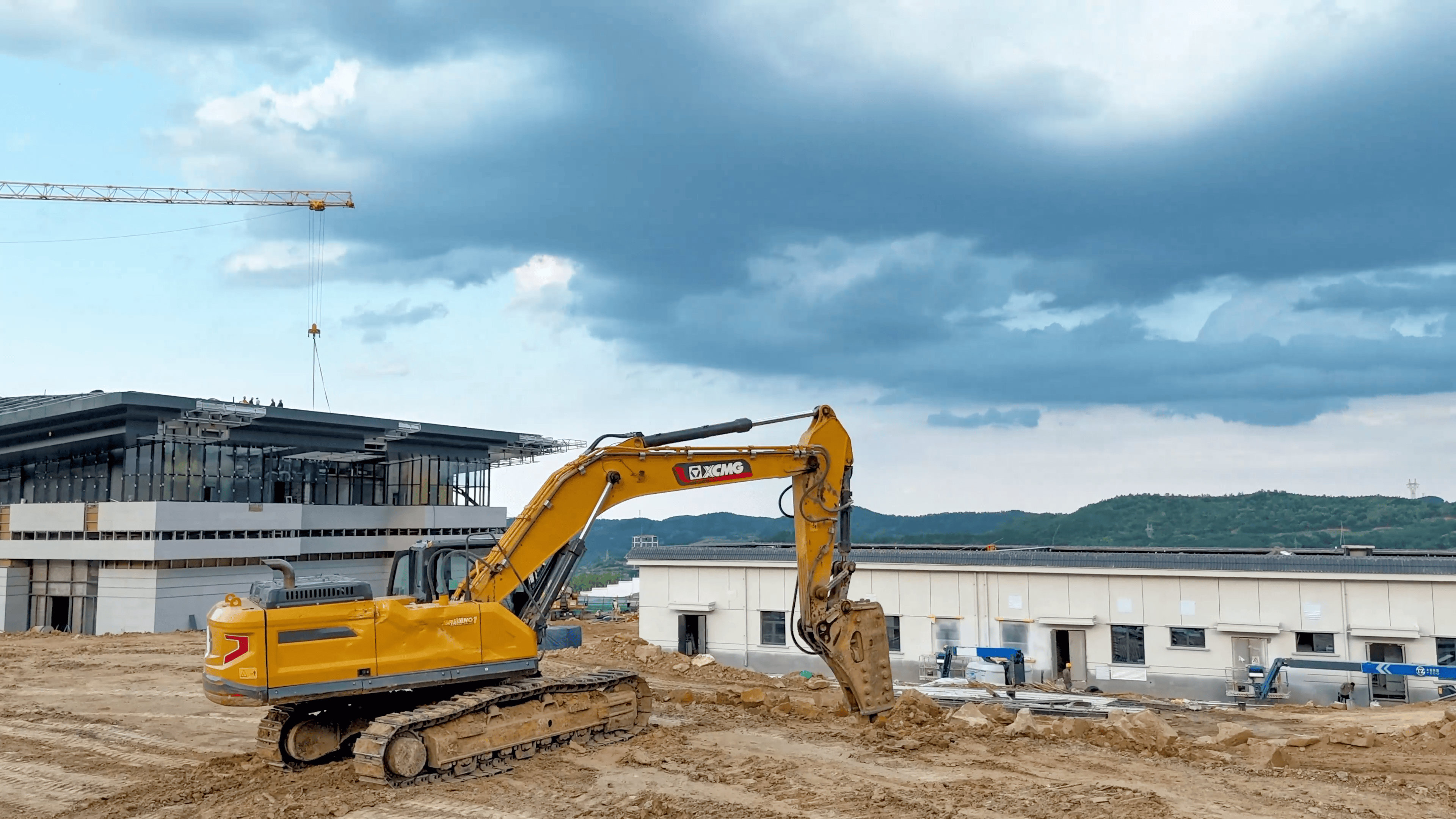破塬开路！星空官方网页版挖机助力宜君高铁枢纽建设