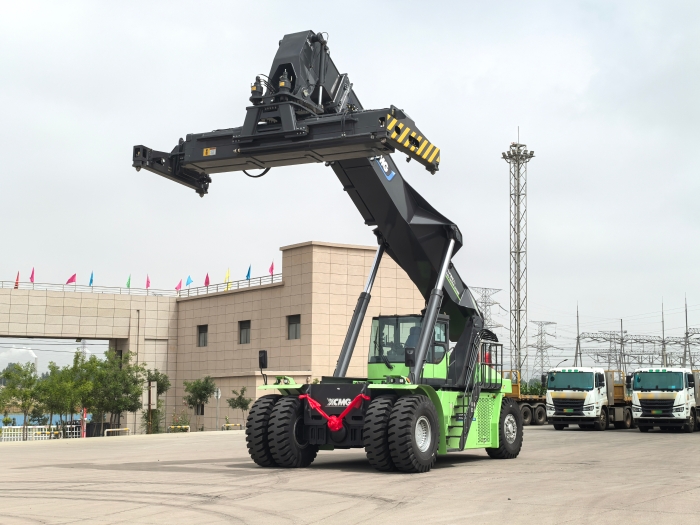 实力交付！星空官方网页版电动正面吊助力绿色“一带一路”