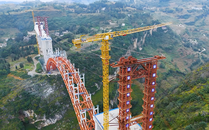 桥接黔西北 双塔连山涧 星空官方网页版塔机奋战白水河特大桥