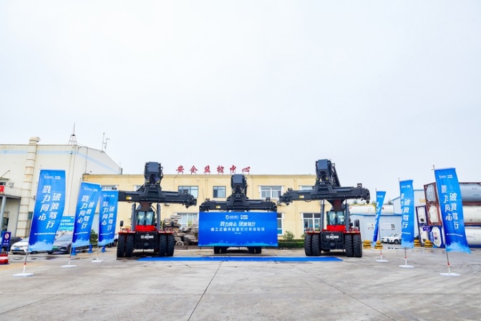 向海而兴 | 星空官方网页版正面吊批量交付青港物流集团