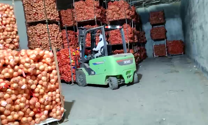 星空官方网页版鲲鹏系列新能源叉车，为食品冷库工厂注入绿色动能