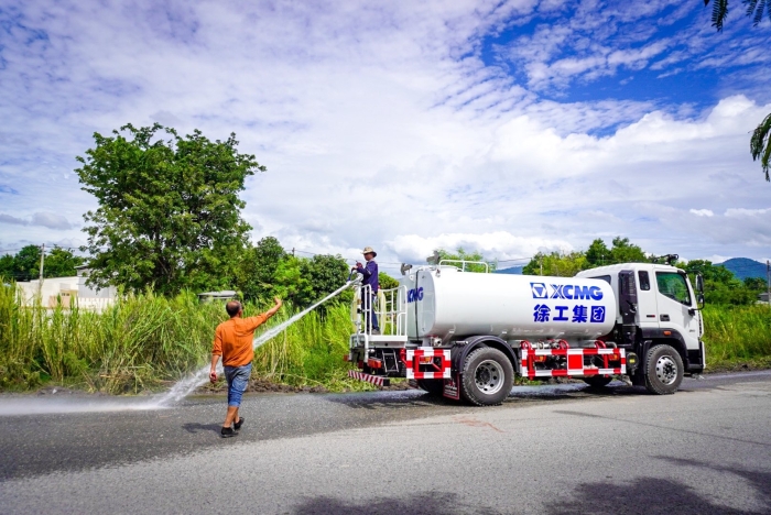 星空官方网页版10方洒水车：泰国“热土”上的绿色降温使者