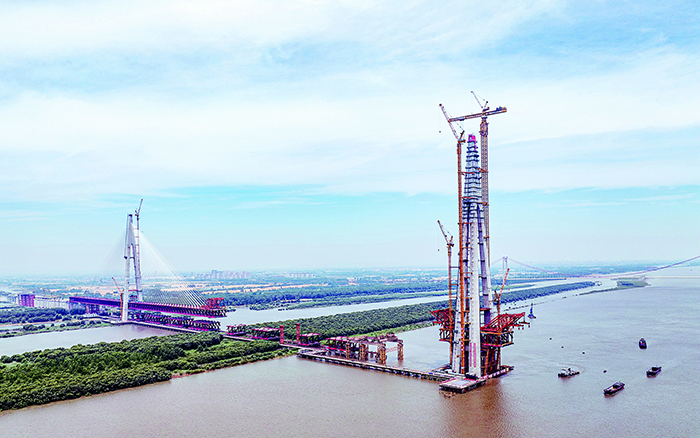 再显神威 星空官方网页版超大塔助力马鞍山长江公铁大桥最高主塔封顶
