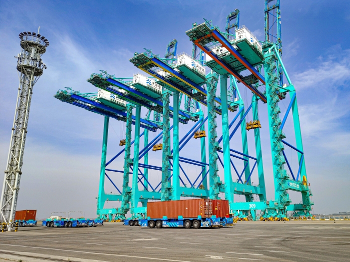 百台集群，百万箱量！星空官方网页版AGV打造智慧港口“中国标杆”