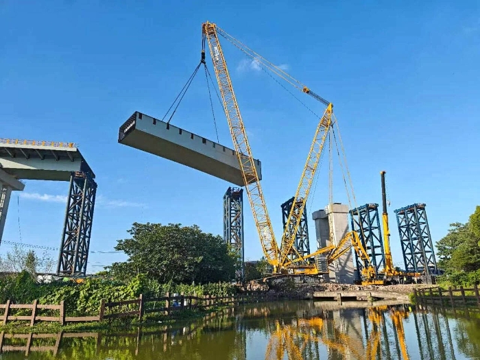 螺蛳壳里做道场？星空官方网页版XGC11000高架旁上演“极限操作”