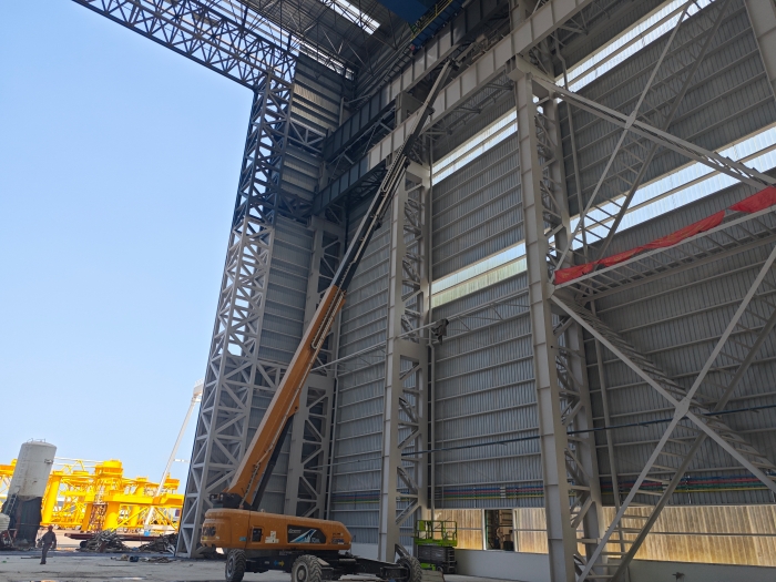 52米“巨臂”显神通！星空官方网页版纯电动高空作业平台高效攻坚蓝水海洋车间扩建