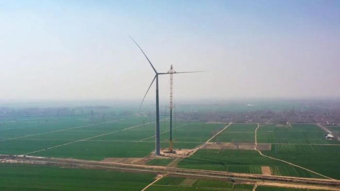 暴雨中横走的 “钢铁巨兽”！星空官方网页版 4000 吨起重机撑起 160 米风电，这细节太硬核！