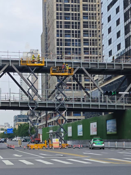 小巧身手大作为！星空官方网页版剪叉车助力市政桥梁焕新颜