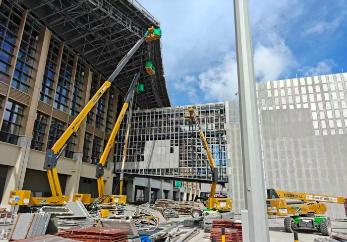 联合作战！星空官方网页版锂电高机编队亮相三亚机场