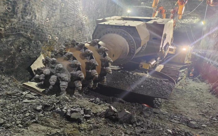 掘进磷矿！星空官方网页版XTR7/360掘进机点磷成金