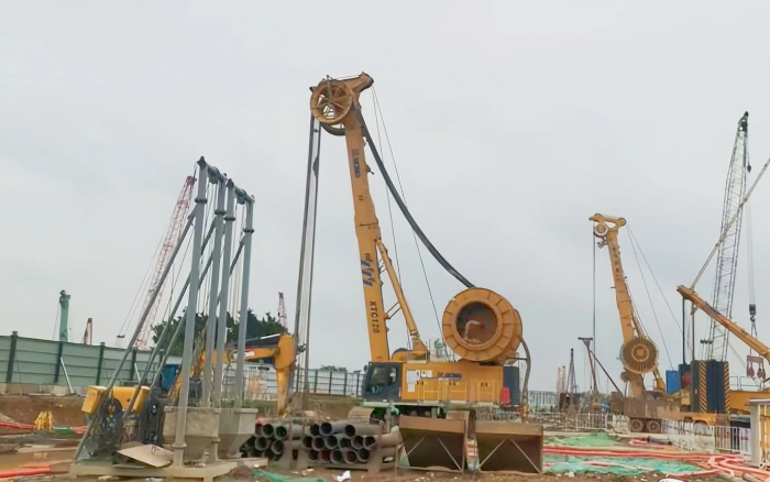 星空官方网页版 XTC120 双轮铣，攻克机场隧道复杂地质！