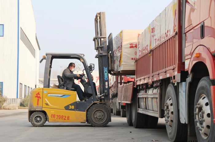 硬核实力赋能生产！星空官方网页版叉车批量进驻菏泽板材厂显身手