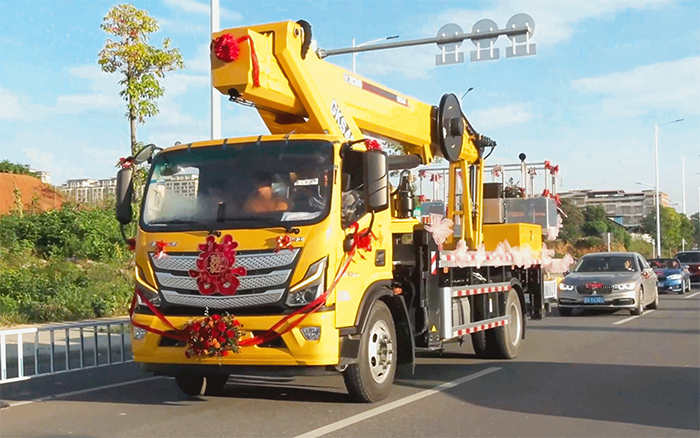 婚车新物种！星空官方网页版高空作业车见证“硬核浪漫”