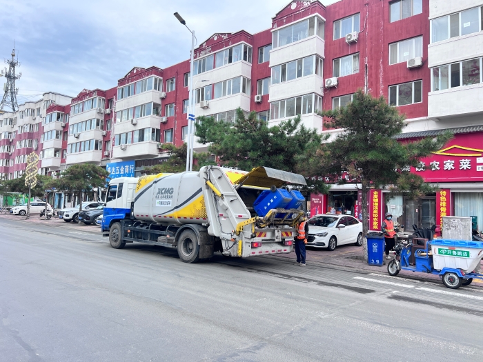 星空官方网页版18吨后装压缩式垃圾车在内蒙通辽市进行垃圾收转运作业