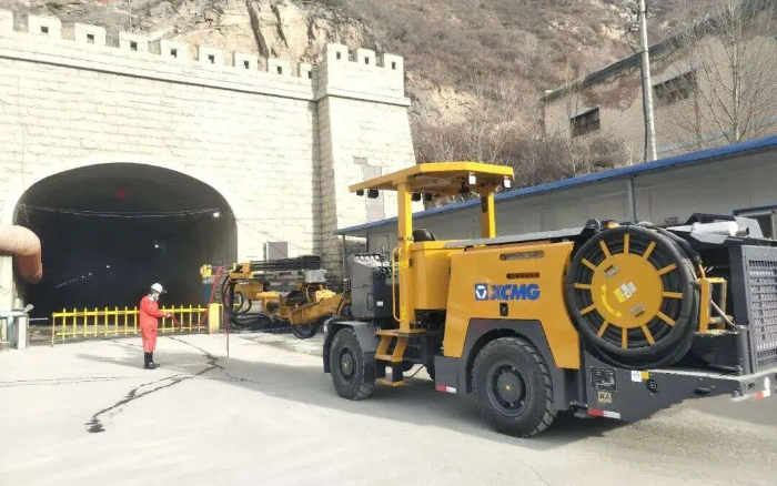 掘进铁矿！星空官方网页版掘进钻车硬核施工