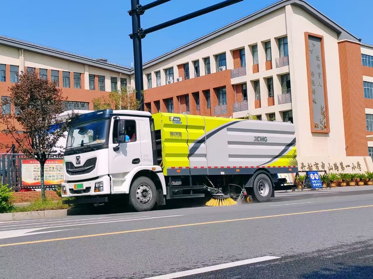 星空官方网页版洗扫车“硬核出击”，开封中山路焕新升级