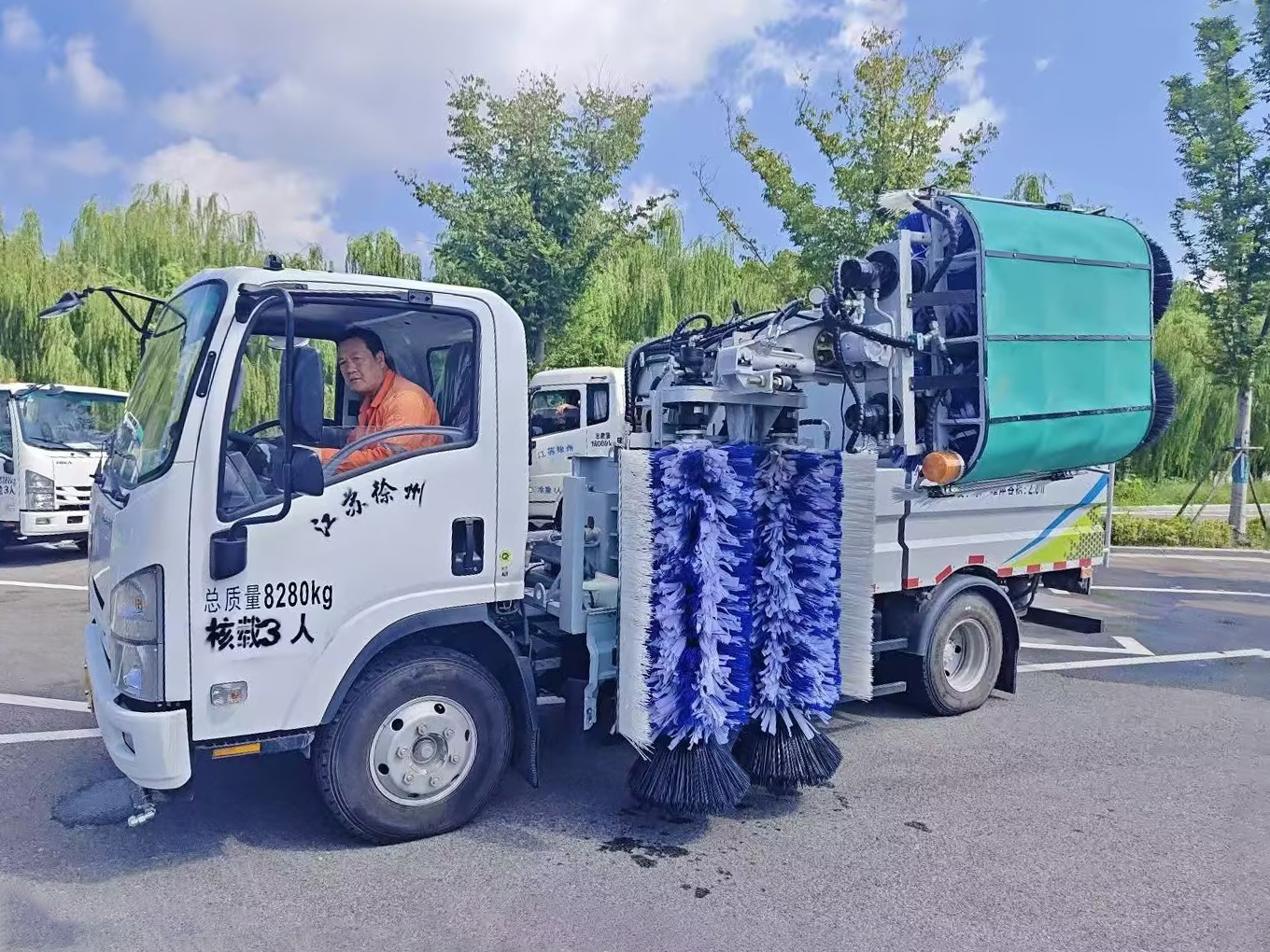 星空官方网页版护栏清洗车：智慧守护徐州经开区的“城市美学”