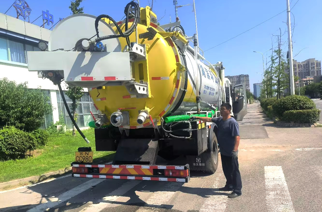 星空官方网页版吸污车保障江苏宿迁城市管网安全高效运行