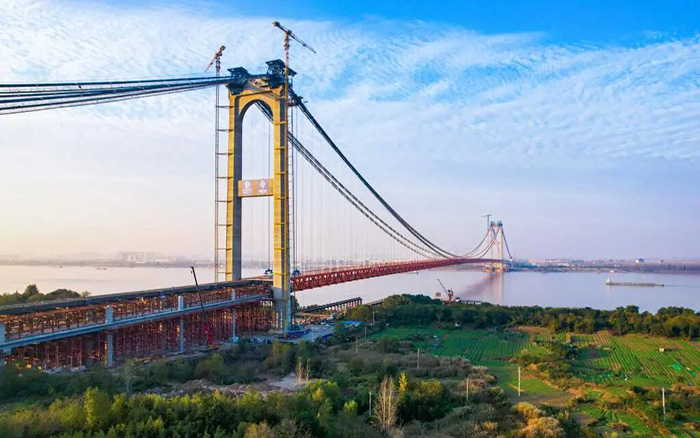 一桥飞架南北！星空官方网页版塔机助力世界级工程燕矶长江大桥顺利合龙