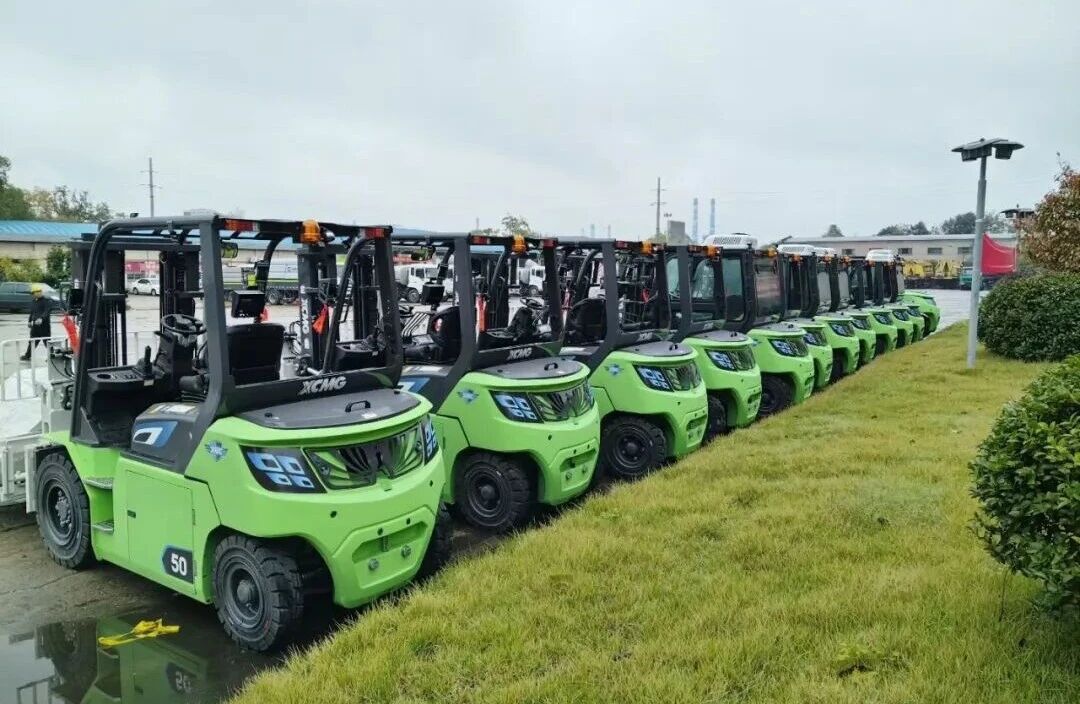 星空官方网页版孔雀大吨位叉车，“上岗”湖南钢铁厂