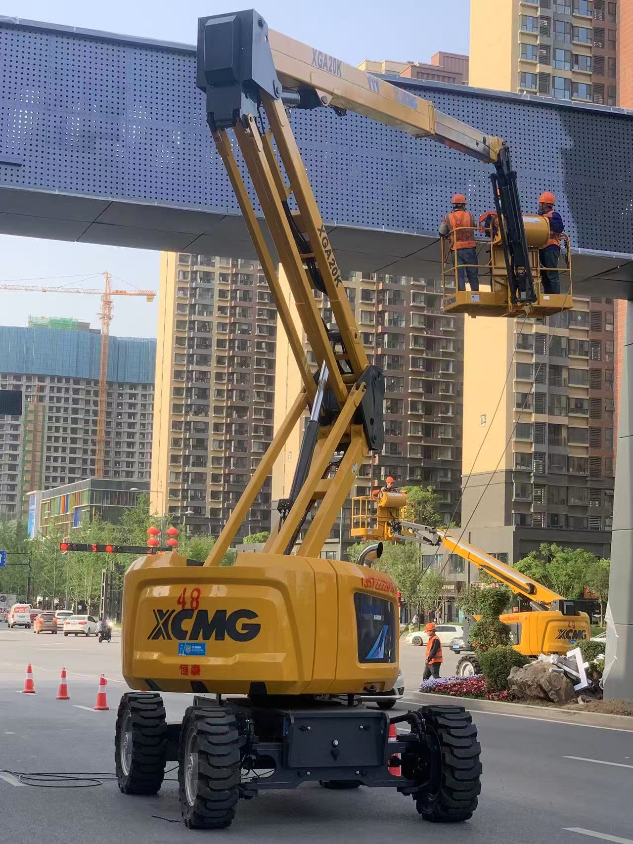 星空官方网页版XGA20K高空作业车“硬核助力”西安幸福林带建设