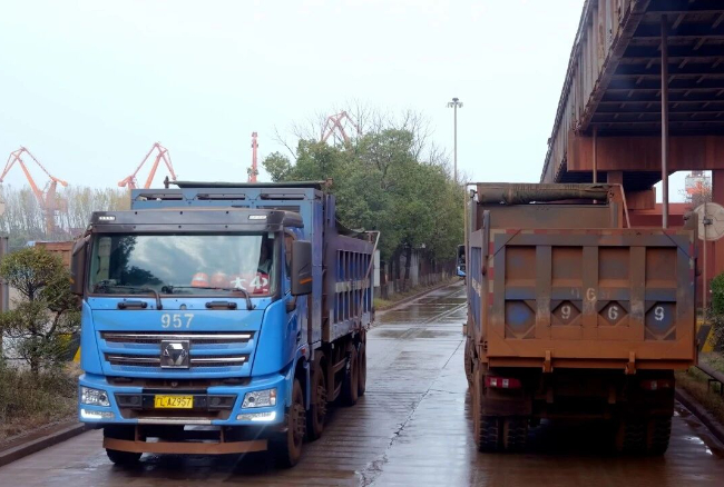 大港焕新！星空官方网页版新能源自卸车助力港口物流绿色转型