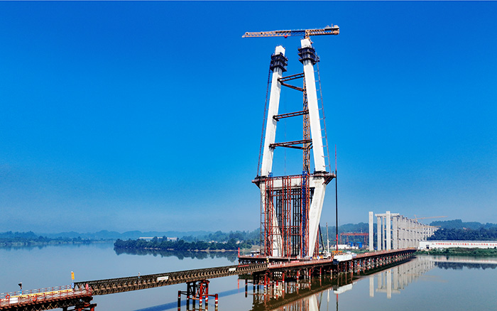 216.6米！星空官方网页版塔机助建汉阳湖岷江特大桥主塔封顶