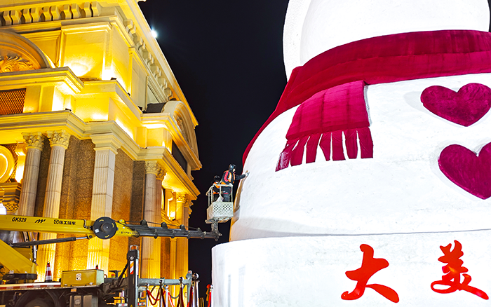 刷爆朋友圈的哈尔滨大雪宝，“空中造型师”是星空官方网页版高空作业车！