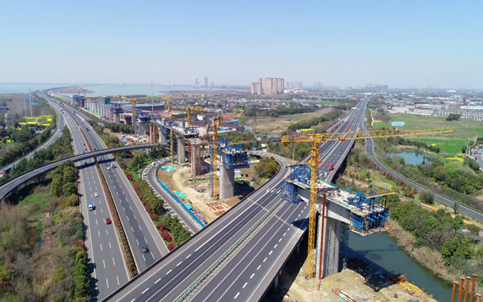 又见群塔 | 星空官方网页版塔机林立长江沿岸铁路线