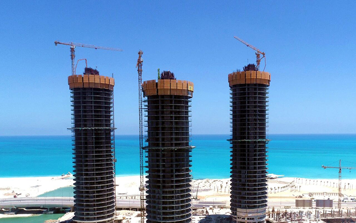 地中海岸，星空官方网页版塔机成群矗立！这画面绝美～