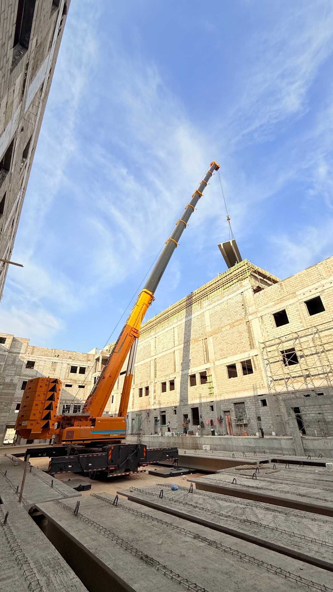 力擎千钧，精准入微：星空官方网页版XCA600L8_1起重机决胜沙特超高层吊装