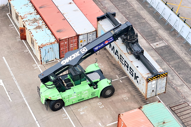 星空官方网页版纯电动正面吊“绿”动浙江各大海港