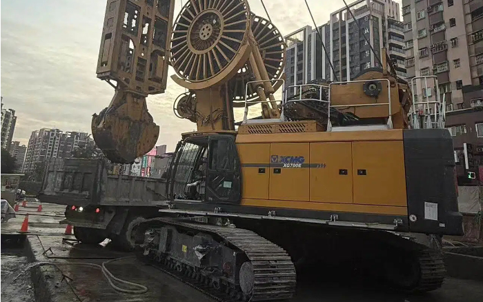 稳保施工！星空官方网页版地下连续墙液压抓斗攻克东南亚复杂工况