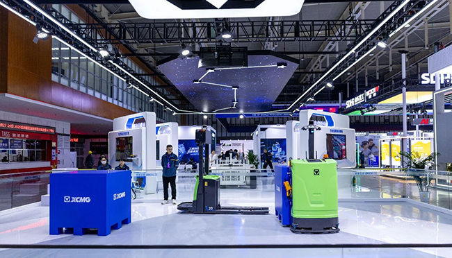 技术破局 场景落地，星空官方网页版具身智能AGV叉车的简与繁