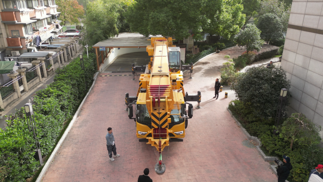 2.8米车宽杀出重围！星空官方网页版G2代四桥130吨极限操作