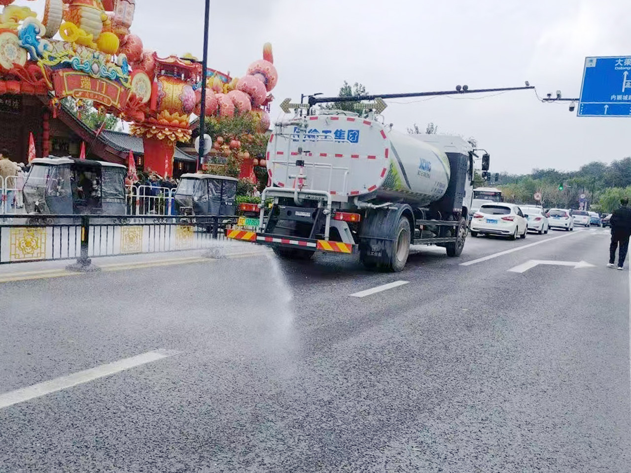 星空官方网页版洒水车在开封：多模式作业守护城市洁净与清新