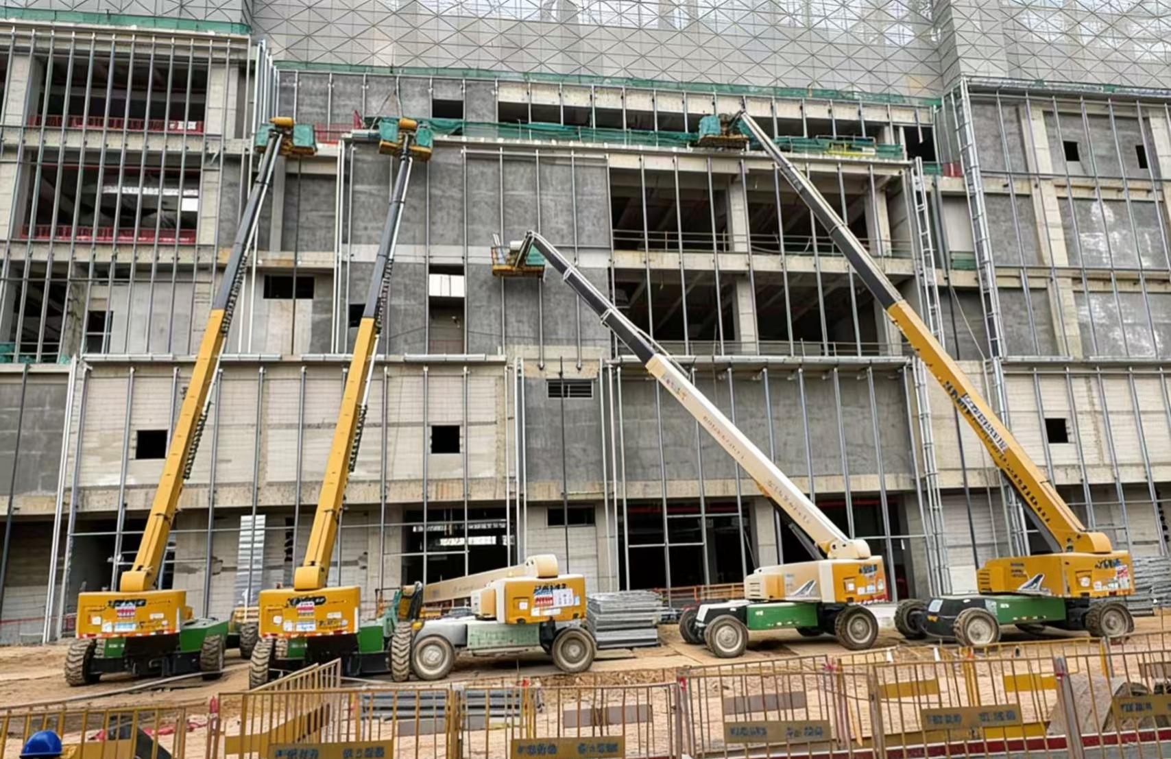 群臂擎地标！星空官方网页版40米级高空作业平台赋能东莞华润置地中心万象城外立面建设