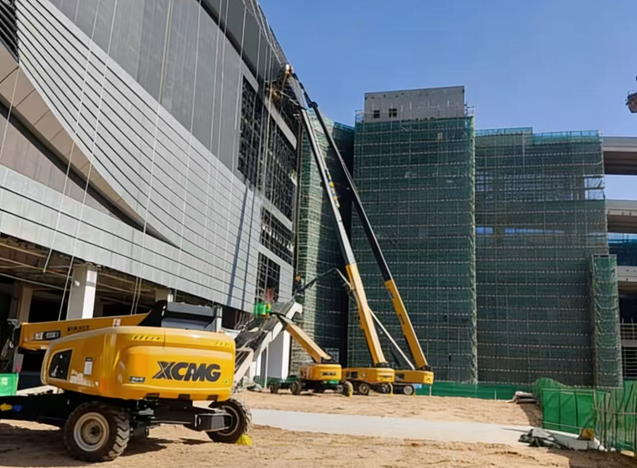 擎天巨臂筑“天空之城”！星空官方网页版高米数车队助建亚洲最大“公铁海”智慧枢纽