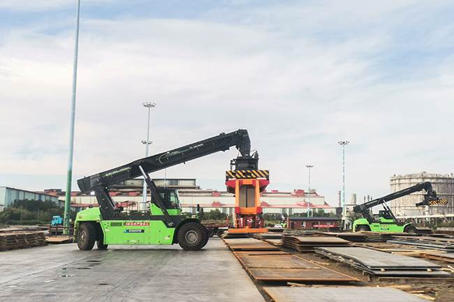 纵横西北，驭“电”前行！星空官方网页版正面吊的绿色征途