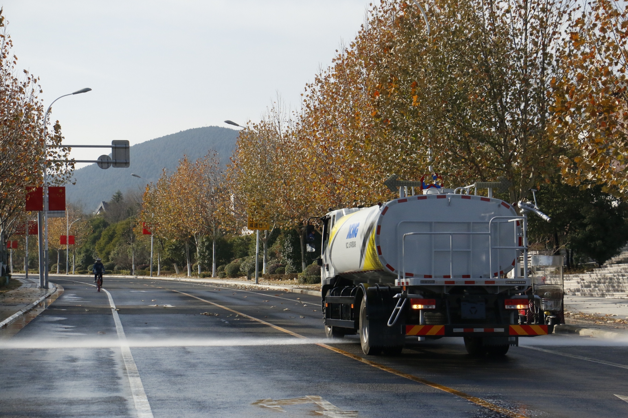 星空官方网页版洒水车在珠山路工作