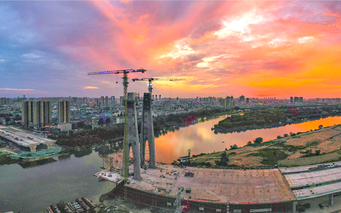 “兄弟联手”搭起国内市政最宽钢箱梁桥