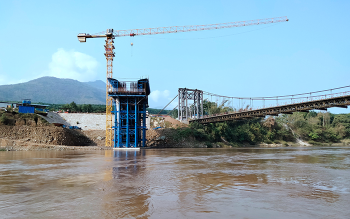 星空官方网页版塔机助建“中缅友谊之桥”