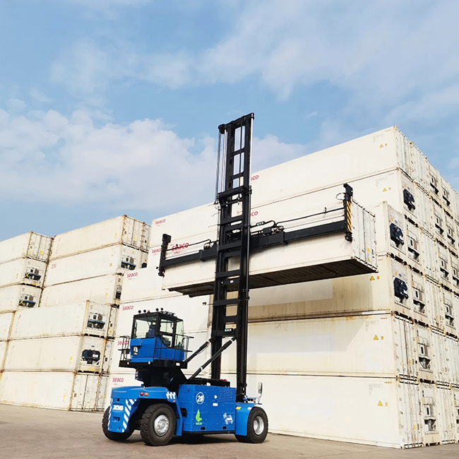 港口换电黑科技！星空官方网页版换电堆高机玩起“无限续航”