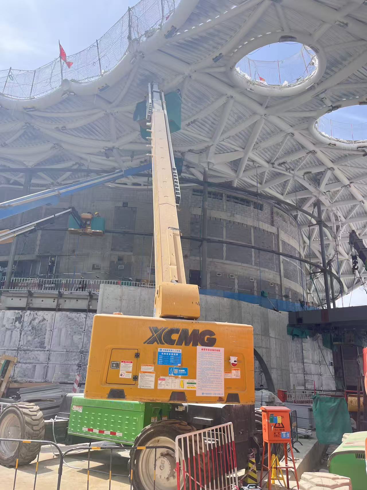 云端起舞！星空官方网页版高空作业平台助力雄安“财富之门”幕墙精准“换装”